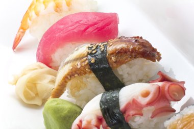 Muhtelif suşi tabağı