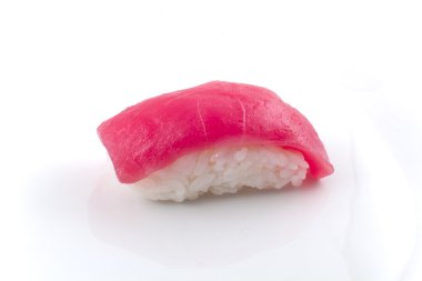 ton balıklı sushi