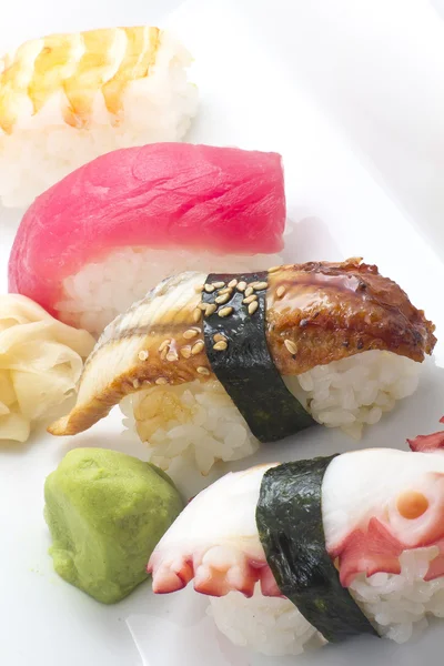 Разнообразное блюдо из суши — стоковое фото