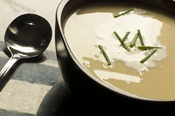 Soupe Vichyssoise aux pommes de terre et poireaux — Photo