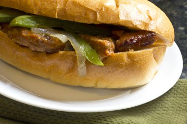 Sosis soğan ve biber sandviç