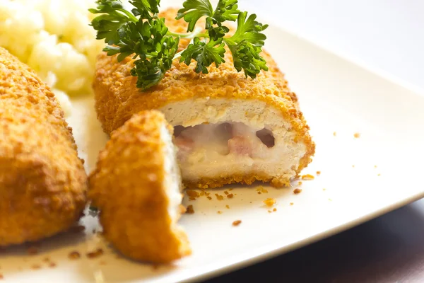 Töltött csirke Cordon Bleu — Stock Fotó