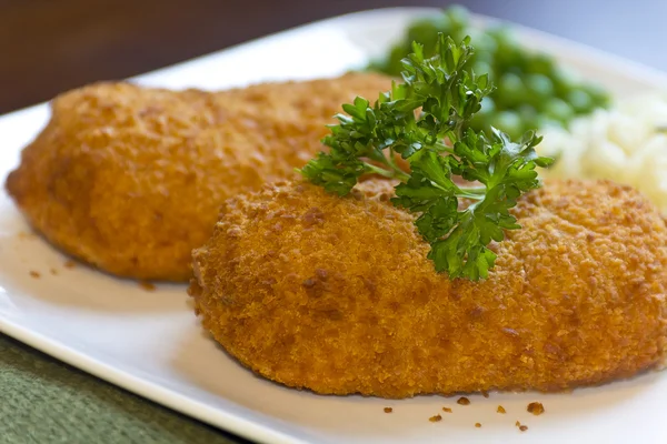 Cordón de pollo relleno Bleu —  Fotos de Stock