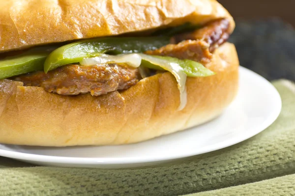Wurst Zwiebeln und Paprika Sandwich — Stockfoto