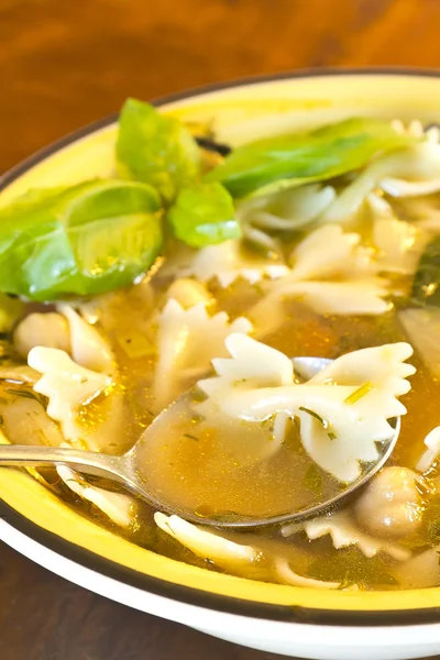 Суп из лука Фарфалле — стоковое фото