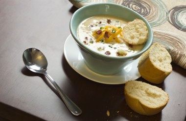 Fırında patates çorbası dolu