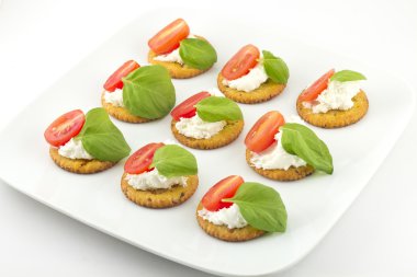 Peynir domates ve fesleğen ile kraker