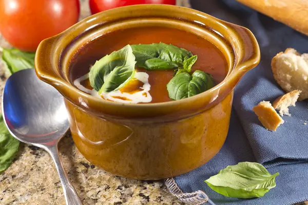 トマトスープ バジル — ストック写真