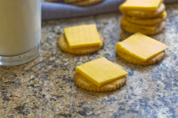 Bolachas e queijo com leite — Fotografia de Stock