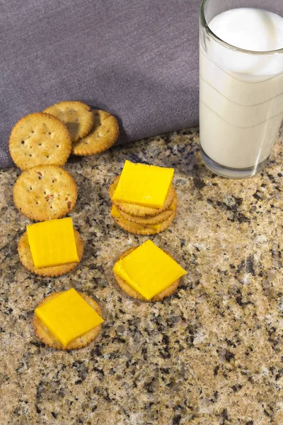Sušenky a sýr s mlékem — Stock fotografie