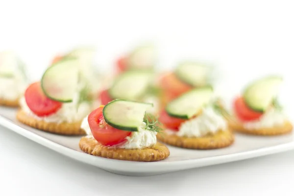 Crackers met kaas tomaat komkommer en dille — Stockfoto