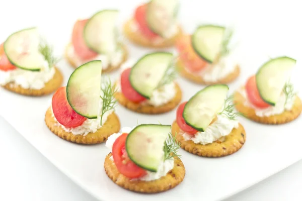 Galletas con queso, tomate, pepino y eneldo —  Fotos de Stock