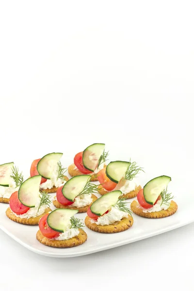 Crackers met kaas tomaat komkommer en dille — Stockfoto