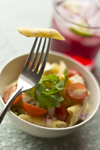 Пенне салат з тунцем — стокове фото