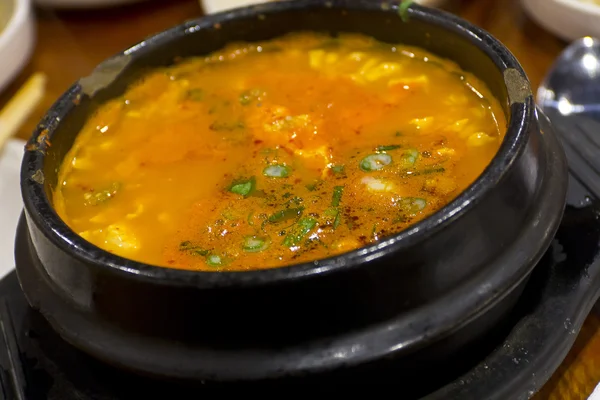 Soupe coréenne aux fruits de mer Hae-mul Soondooboo — Photo