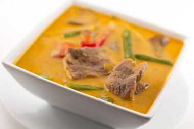 Biftekli Thai kırmızı köri.