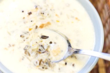 tavuk ve yabani pirinç çorbası