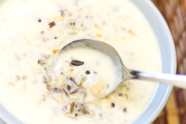 tavuk ve yabani pirinç çorbası