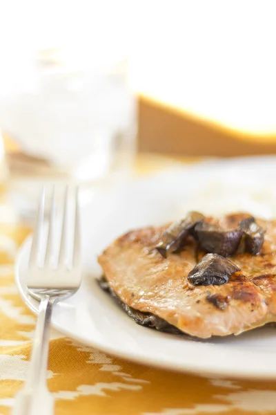 Salmón con setas Portobello — Foto de Stock