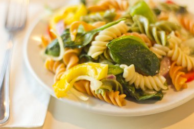 Üç renkli makarna salatası