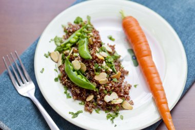 Şeker Snap bezelye ile kırmızı Quinoa