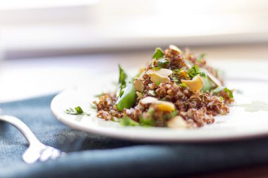 Şeker Snap bezelye ile kırmızı Quinoa