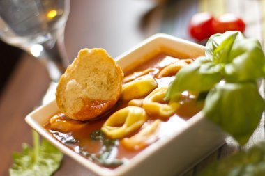 Tortellini domates çorbası