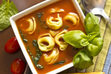 Tortellini domates çorbası