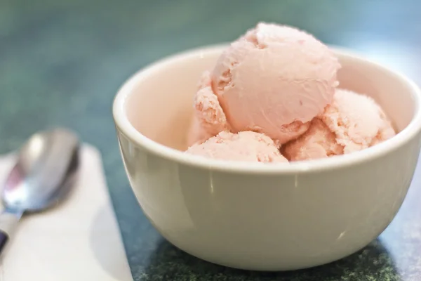 Домашний клубничный мороженое — стоковое фото