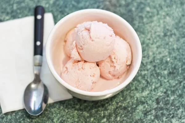 수 제 딸기 아이스크림 — 스톡 사진