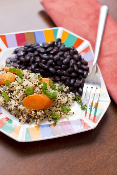 Quinoa wortelen en zwarte bonen — Stockfoto