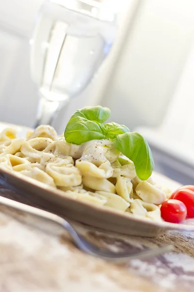 Tortellini met Alfredo saus — Stockfoto