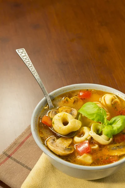 Грибной суп Тортеллини — стоковое фото
