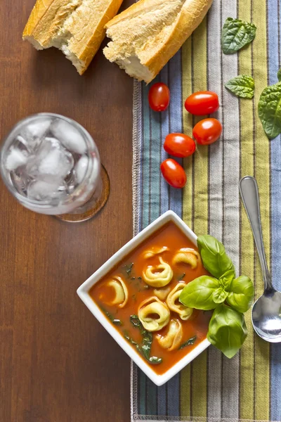 Tortellini tomatensoep — Stockfoto