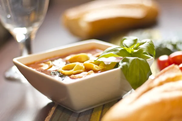 Sopa de tomate Tortellini —  Fotos de Stock