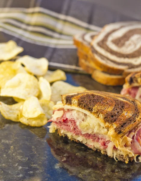 Reuben Chips Pickle — Stock Photo, Image