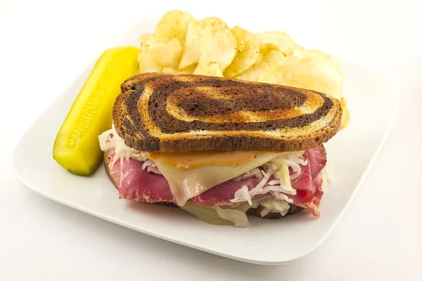 Reuben 칩 피 클 — 스톡 사진