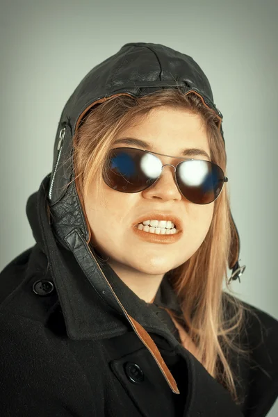 Aviator flicka stående — Stockfoto