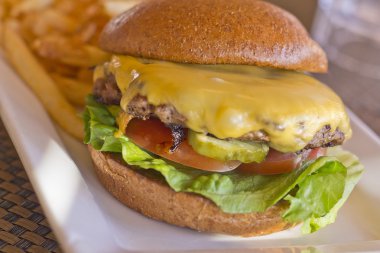 çizburger ve patates kızartması