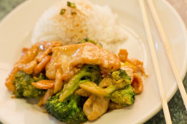 Brokoli ile Çin usulü tavuk