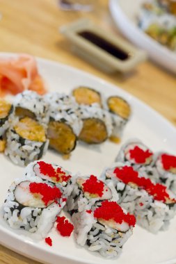 Deniz ürünleri suşi rulo