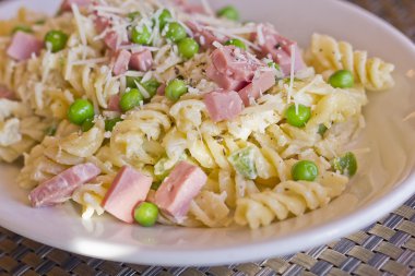 Makarna salatası jambon bezelye