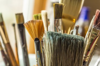 Eski sanatçı boya fırçaları