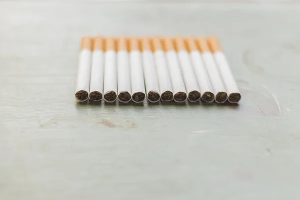 Cigaretter på Grunge trä — Stockfoto