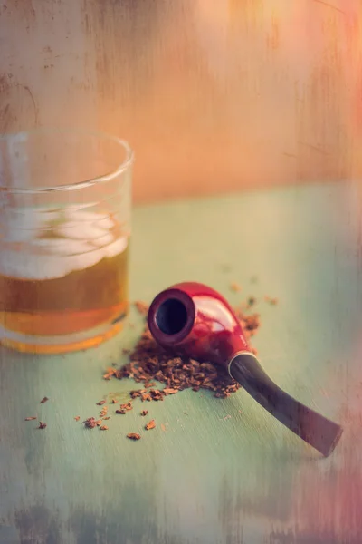 Табачная труба и виски — стоковое фото