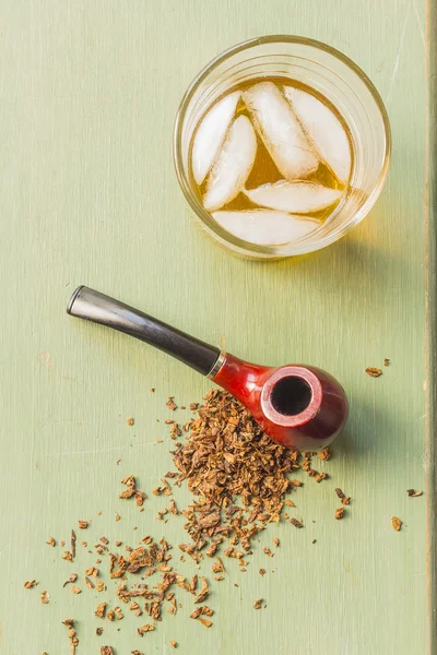 Cachimbo de tabaco e uísque — Fotografia de Stock