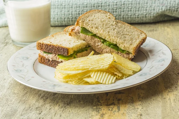 Panino con insalata di tonno — Foto Stock