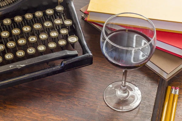 Vintage máquina de escribir copa de vino — Foto de Stock