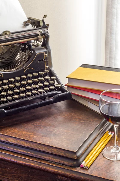 ワインのヴィンテージ タイプライター ガラス — ストック写真