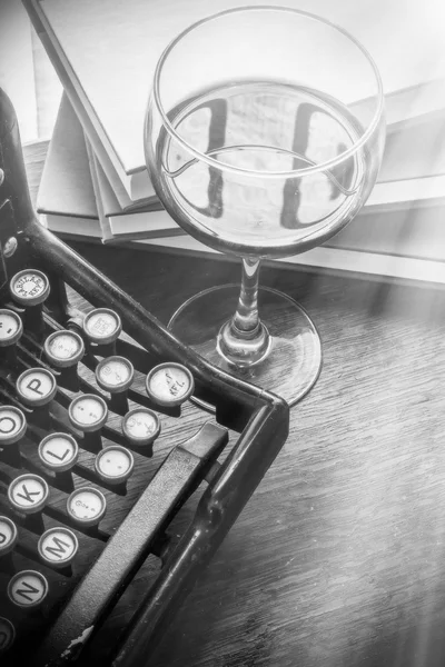 Vintage máquina de escribir copa de vino —  Fotos de Stock